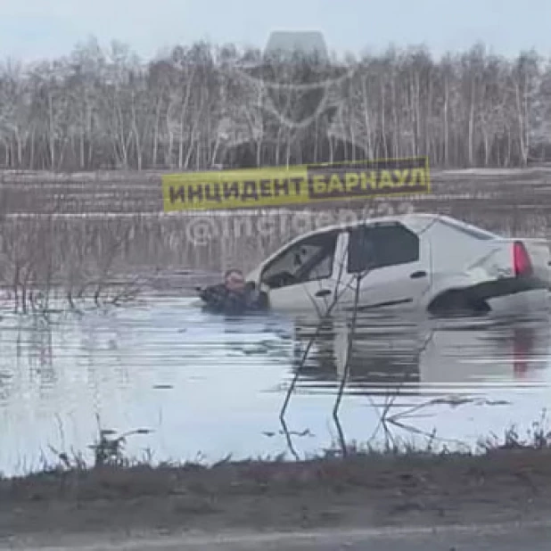 Автомобиль застрял в талых водах. 