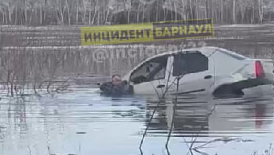В Алтайском крае автомобиль чуть не утонул в талых водах 