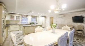 Трехэтажный коттедж в элитном барнаульском поселке продают за 105 млн рублей. 