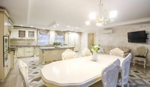 Трехэтажный коттедж в элитном барнаульском поселке продают за 105 млн рублей. 