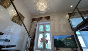 Эксклюзивную двухуровневую квартиру с высокими потолками продают в Барнауле за 27 млн рублей. 