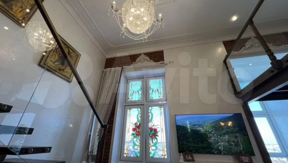 Эксклюзивную двухуровневую квартиру с высокими потолками продают в Барнауле за 27 млн рублей. 