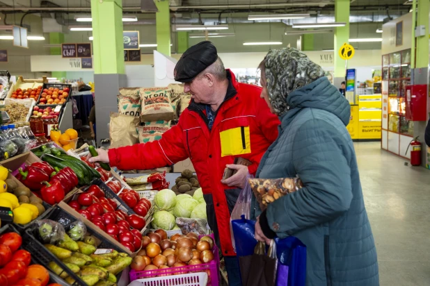 На «Сельхозрынке» можно купить разнообразные продукты и промышленные товары.