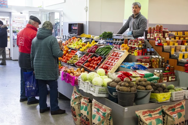 На «Сельхозрынке» можно купить разнообразные продукты и промышленные товары.