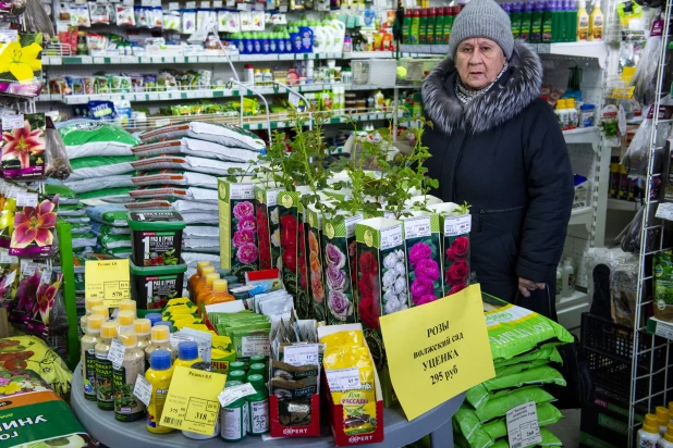 На «Сельхозрынке» можно купить разнообразные продукты и промышленные товары.