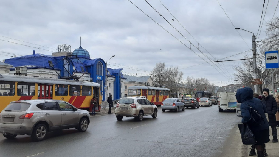 Трамваи в Барнауле встали на проспекте Строителей, людей высадили