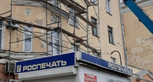 В Барнауле в аварийном доме на пр-те Строителей начали проводить ремонт. 