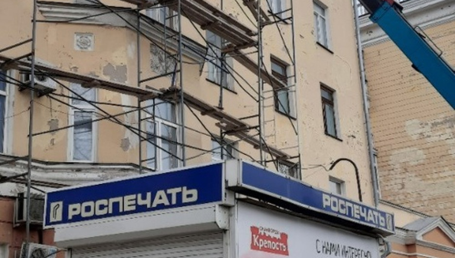 В Барнауле в аварийном доме на пр-те Строителей начали проводить ремонт. 