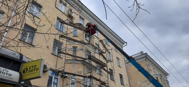 В Барнауле в аварийном доме на пр-те Строителей начали проводить ремонт. 