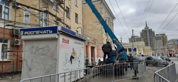 В Барнауле в аварийном доме на пр-те Строителей начали проводить ремонт. 