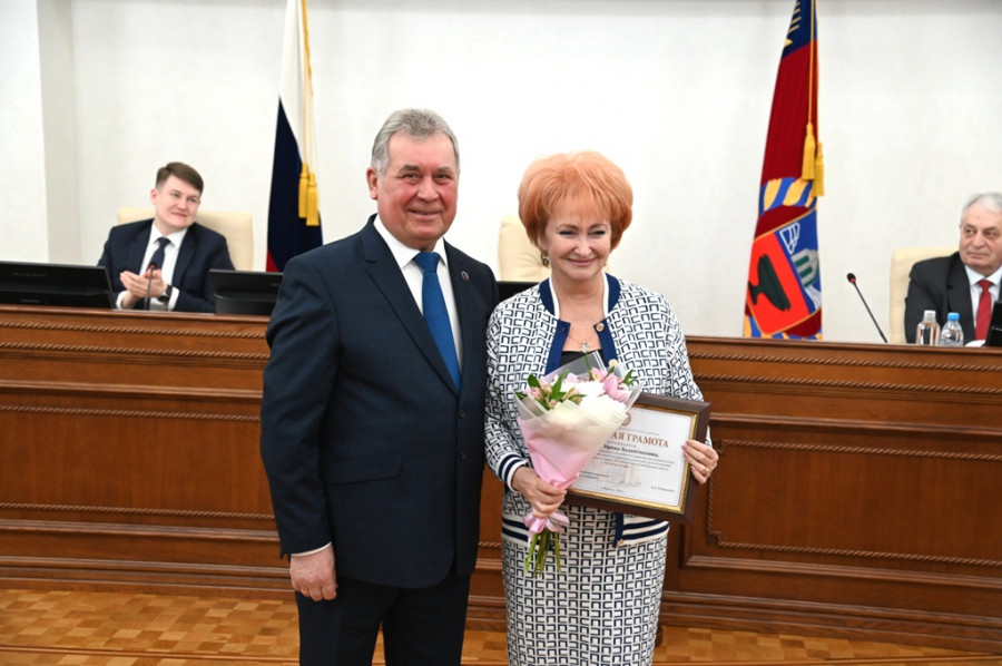 Награждение депутатов регионального парламента разных созывов и сотрудников аппарата.