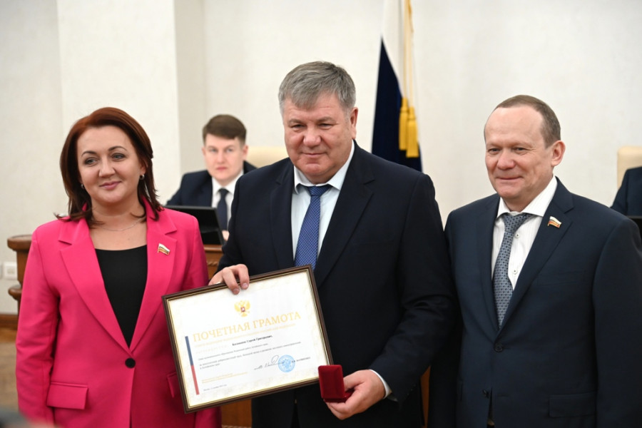 Награждение депутатов регионального парламента разных созывов и сотрудников аппарата.