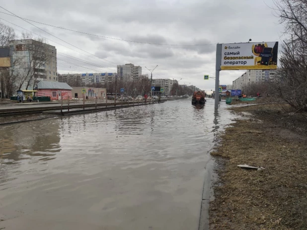 В Барнауле временно ограничили движение из-за паводка.