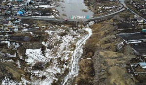 В алтайском селе талая вода пошла через дамбу.