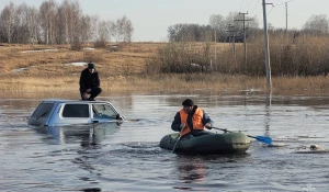 В Алтайском крае автомобиль снесло потоком воды.