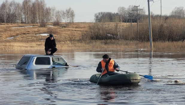 В Алтайском крае автомобиль снесло потоком воды.