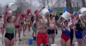 Массовое обливание ледяной водой в Изумрудном парке.