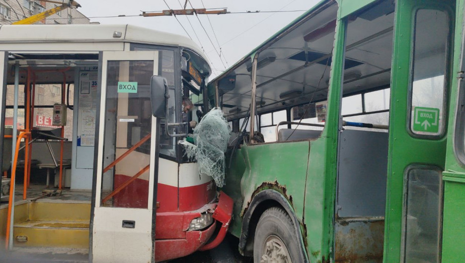 Трамвай врезался в троллейбус в Новосибирске. Есть пострадавшие. Фото