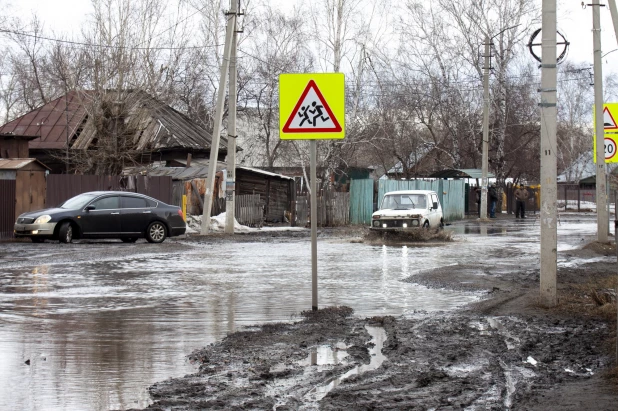 Разбитая дорога в Новоалтайске, микрорайон Белоярский. 