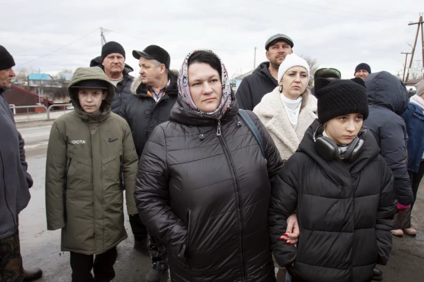 Разбитая дорога в Новоалтайске, микрорайон Белоярский. 