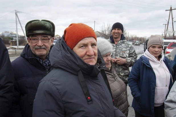 Разбитая дорога в Новоалтайске, микрорайон Белоярский. 