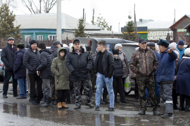 Разбитая дорога в Новоалтайске, микрорайон Белоярский. 