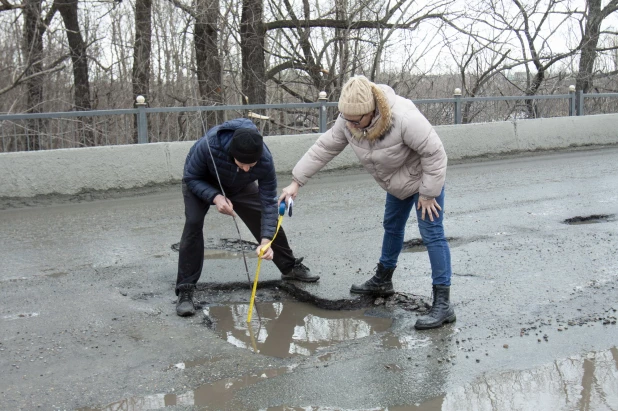 Разбитая дорога в Новоалтайске, микрорайон Белоярский. 