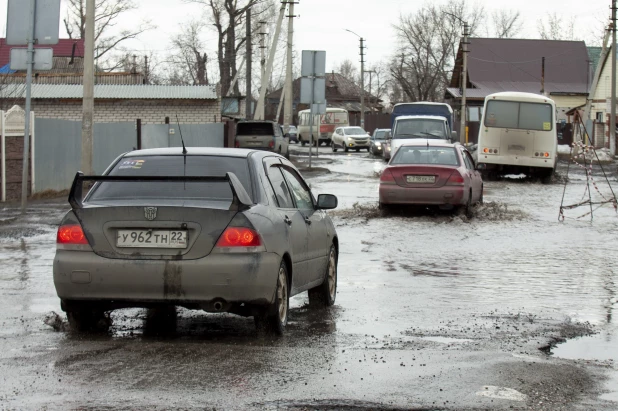 Разбитая дорога в Новоалтайске, микрорайон Белоярский. 