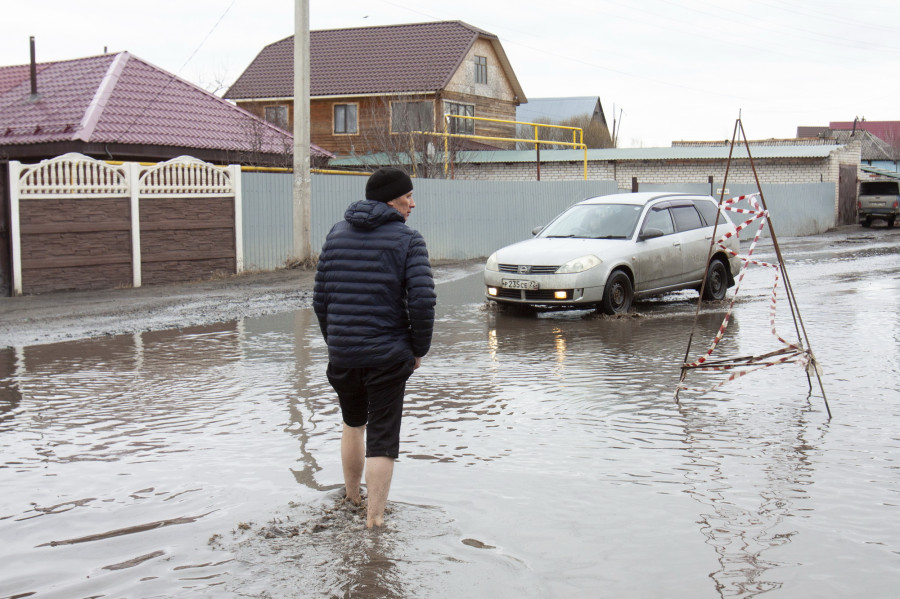 Разбитая дорога в Новоалтайске, микрорайон Белоярский. 