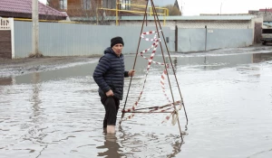 Разбитая дорога в Новоалтайске, микрорайон Белоярский. 