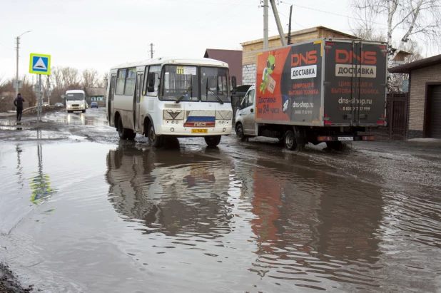 Разбитая дорога в Новоалтайске, микрорайон Белоярский. 