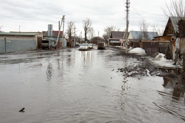 Разбитая дорога в Новоалтайске, микрорайон Белоярский. 