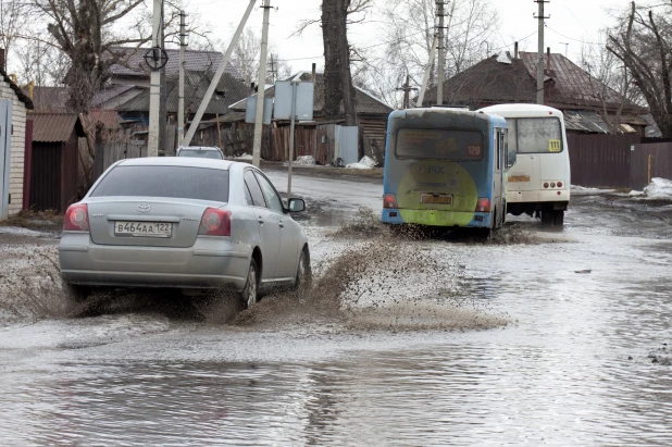 Разбитая дорога в Новоалтайске, микрорайон Белоярский. 