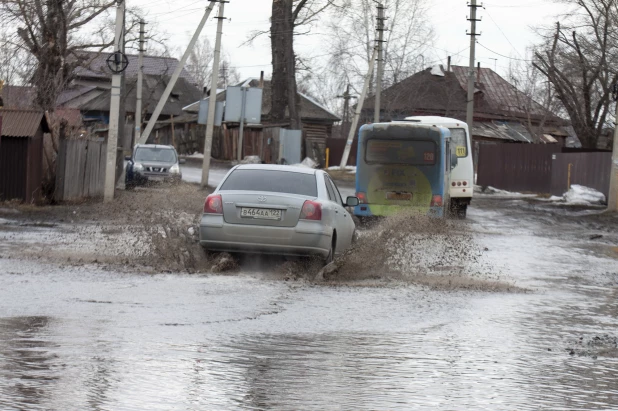 Разбитая дорога в Новоалтайске, микрорайон Белоярский. 