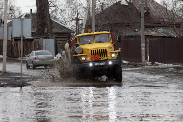 Разбитая дорога в Новоалтайске, микрорайон Белоярский. 