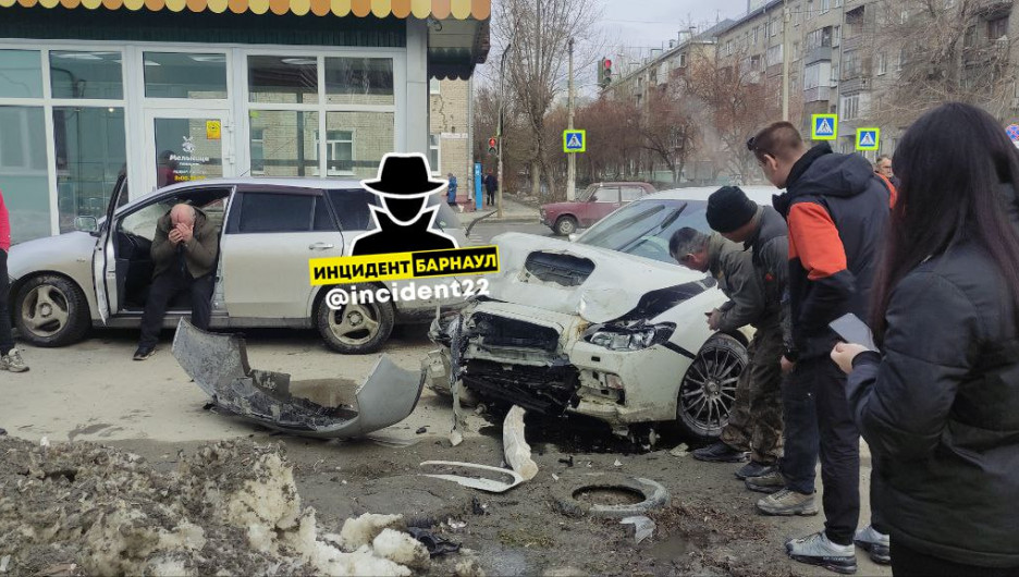 Страшное ДТП с тремя автомобилями произошло в Барнауле. Фото