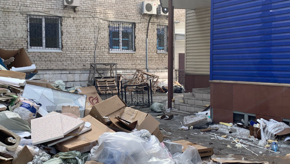 Гвозди, унитазные конструкции: в центре Барнаула ремонтники выкидывают крупный мусор из окна 