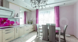 Коттедж с цветной кухней продают в Барнауле за 20,5 млн рублей. 