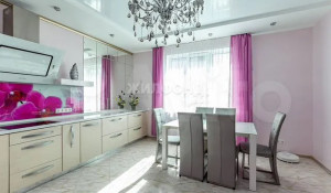 Коттедж с цветной кухней продают в Барнауле за 20,5 млн рублей. 