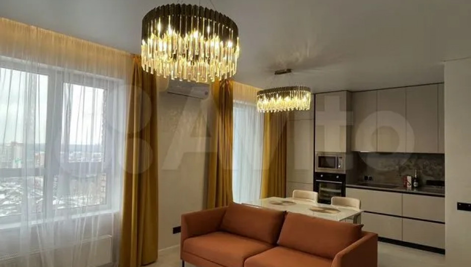 Однокомнатную квартиру с шикарными люстрами продают в Барнауле за 9,5 млн рублей. 