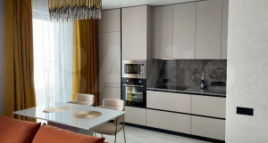 Однокомнатную квартиру с шикарными люстрами продают в Барнауле за 9,5 млн рублей. 