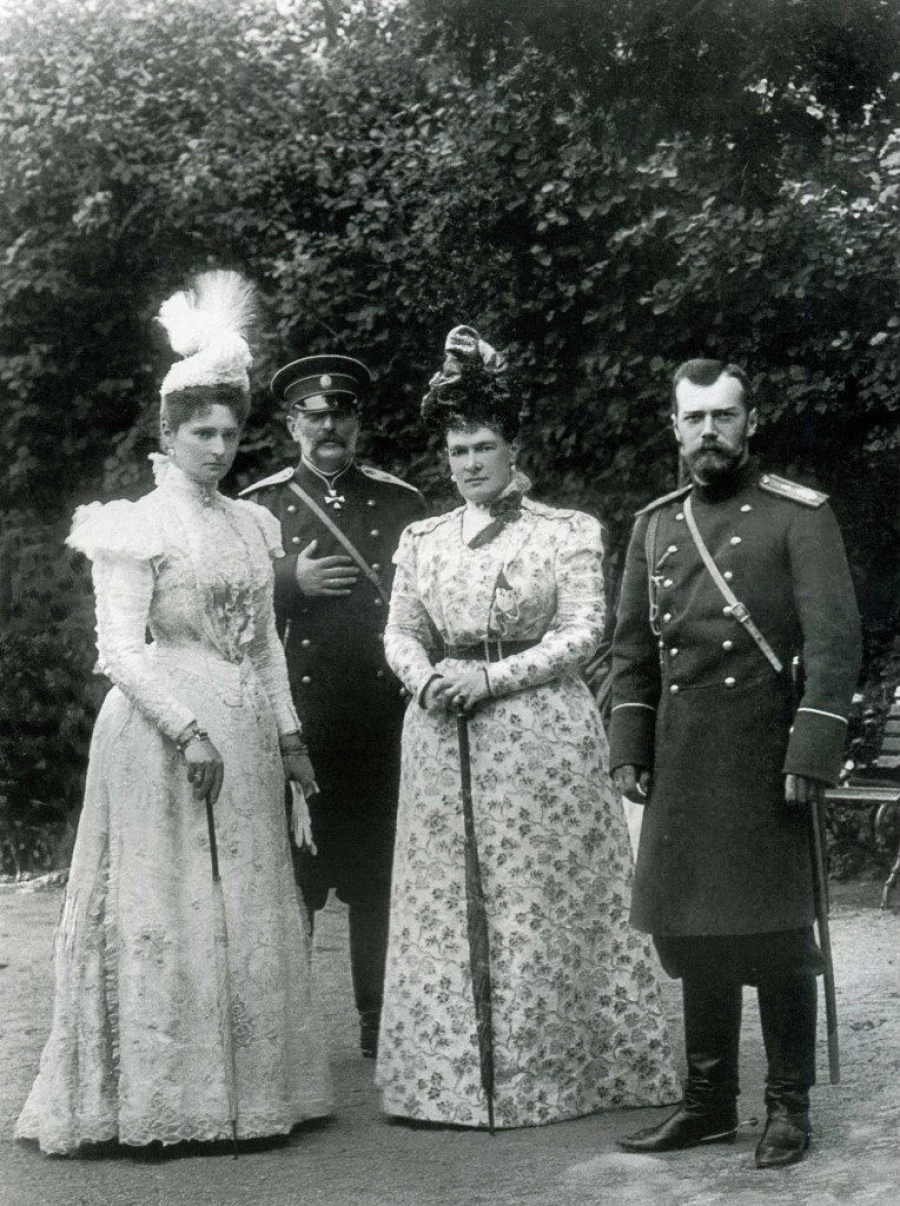 Николай II и князь Владимир Александрович с женами.