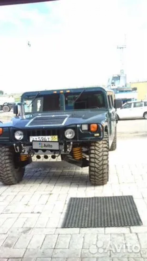 Брутальный Hummer продают в Сибири за 5,5 млн рублей. 