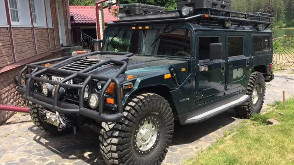 Брутальный Hummer продают в Сибири за 5,5 млн рублей. 