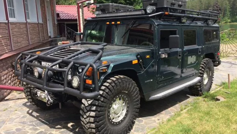 Брутальный Hummer продают в Сибири за 5,5 млн рублей. 