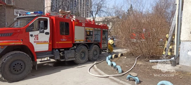 В Новоалтайске произошел пожар в многоквартирном доме. 