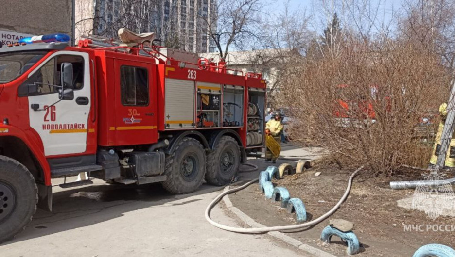 В Новоалтайске произошел пожар в многоквартирном доме 