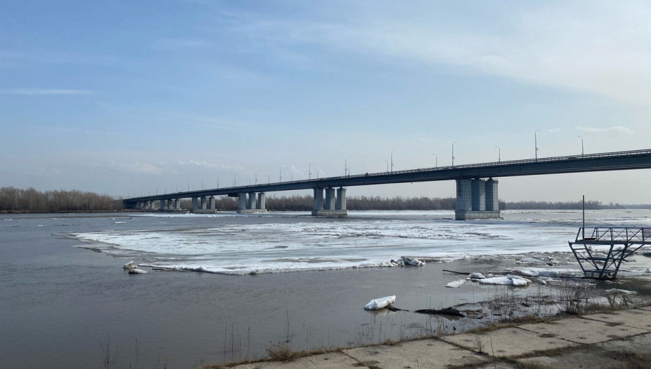Барнаульцы гуляют по набережной и любуются, как плывут льдины. Фото и видео