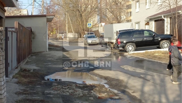 Жители Барнаула заметили соседа, который заливает соседние участки при мойке машины.