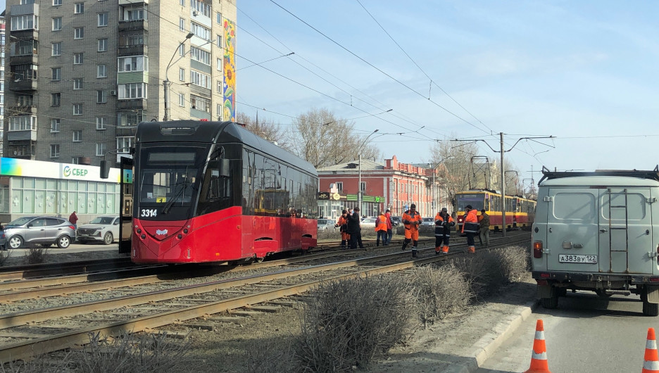 После схода с рельсов белорусского трамвая изменили движение электротранспорта в Барнауле